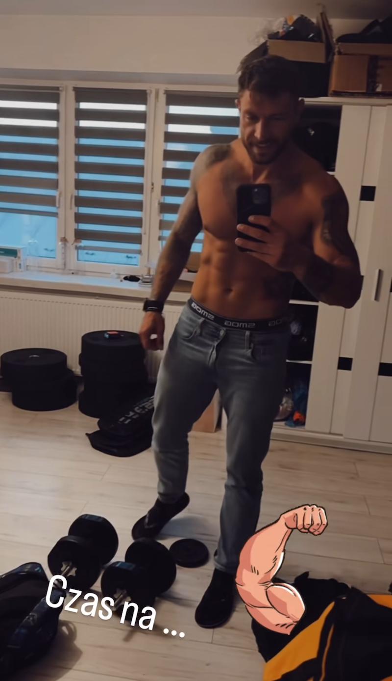 Były Dody pakuje na siłowni i pracuje z łopatą