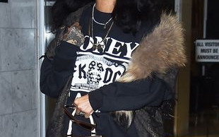 Futerko, adidasy i kiczowaty kuferek – kto to? (FOTO)