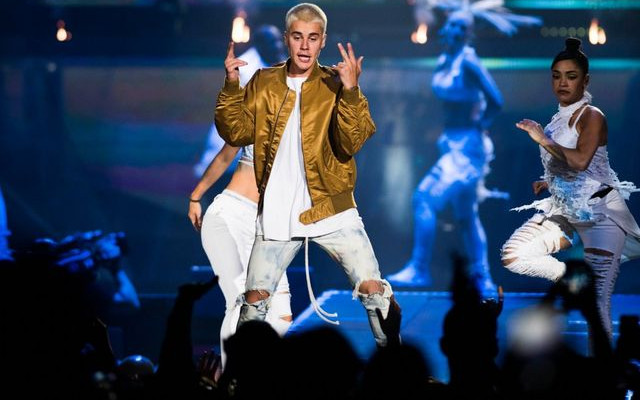 Justin Bieber miał wypadek! Wokalista… spadł ze sceny! (VIDEO)