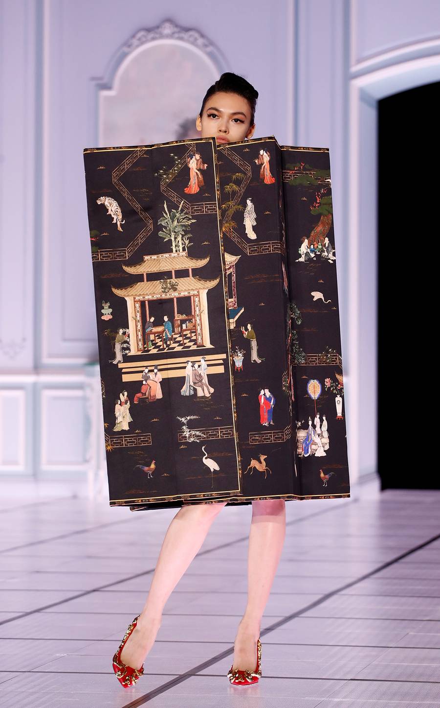 WTF! Najbardziej absurdalny pokaz mody w historii?! - Moschino w Mediolanie [ZDJĘCIA]