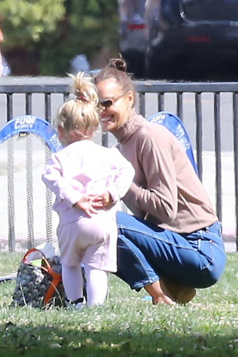 Irina Shayk z córeczką na pikniku – bez Bradleya Coopera