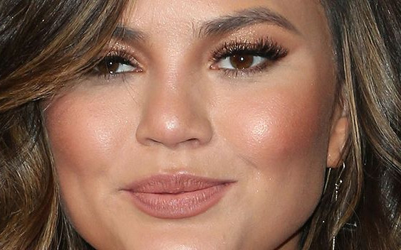 Internauci doradzili Chrissy Teigen zmianę fryzury. Modelka posłuchała ich