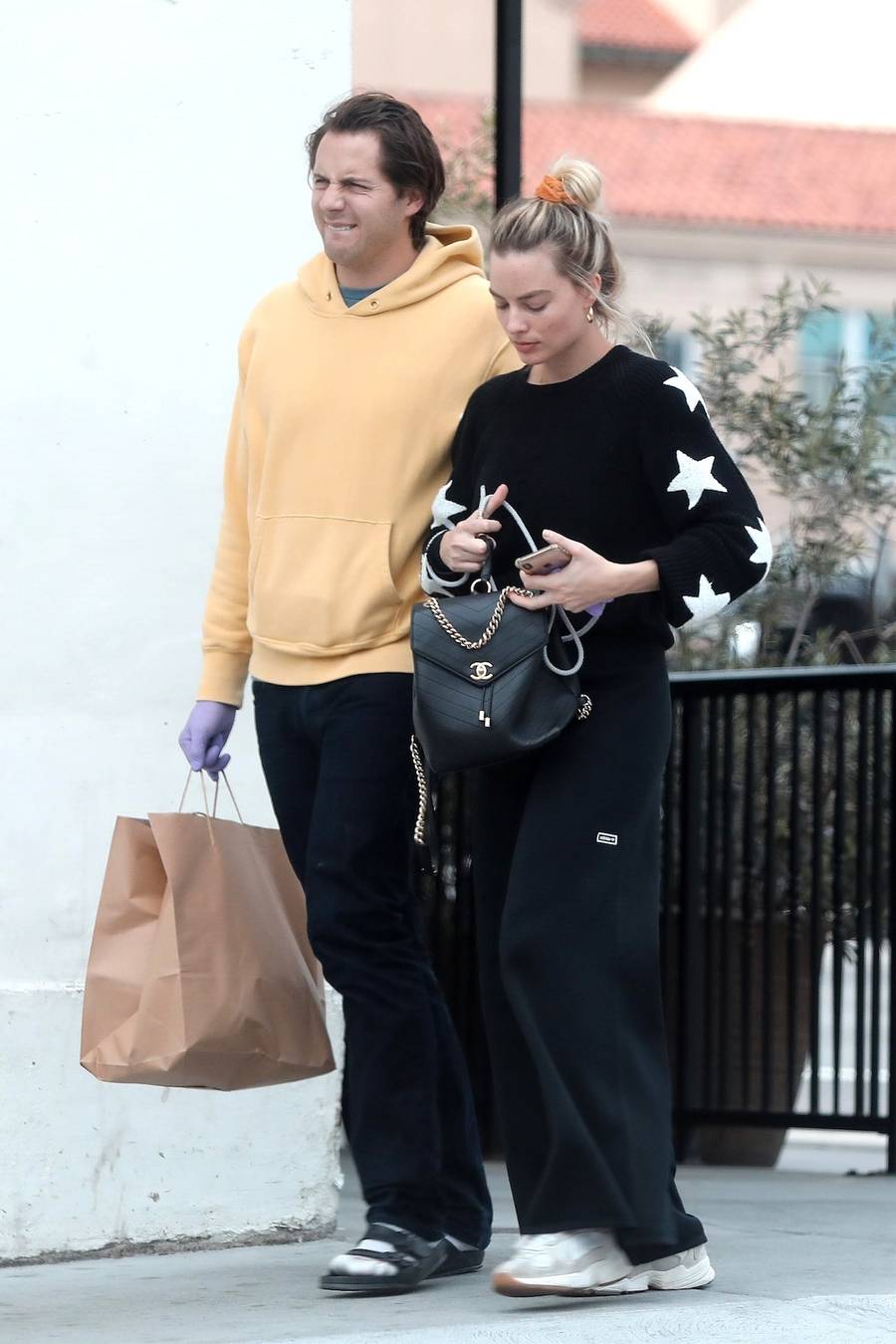 Robbie Margot na zakupach z mężem. Zakochasz się w jej stylizacji