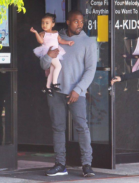 North West w różu w drodze na lekcje baletu, marzec 2015