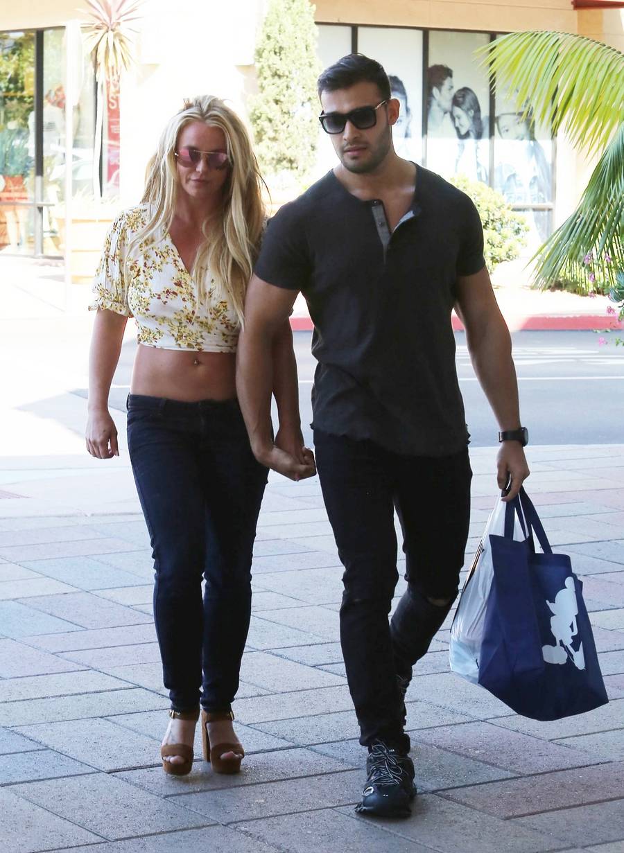 Britney Spears na zakupach z chłopakiem i BRZUCHEM na wierzchu. Ma się czym pochwalić?