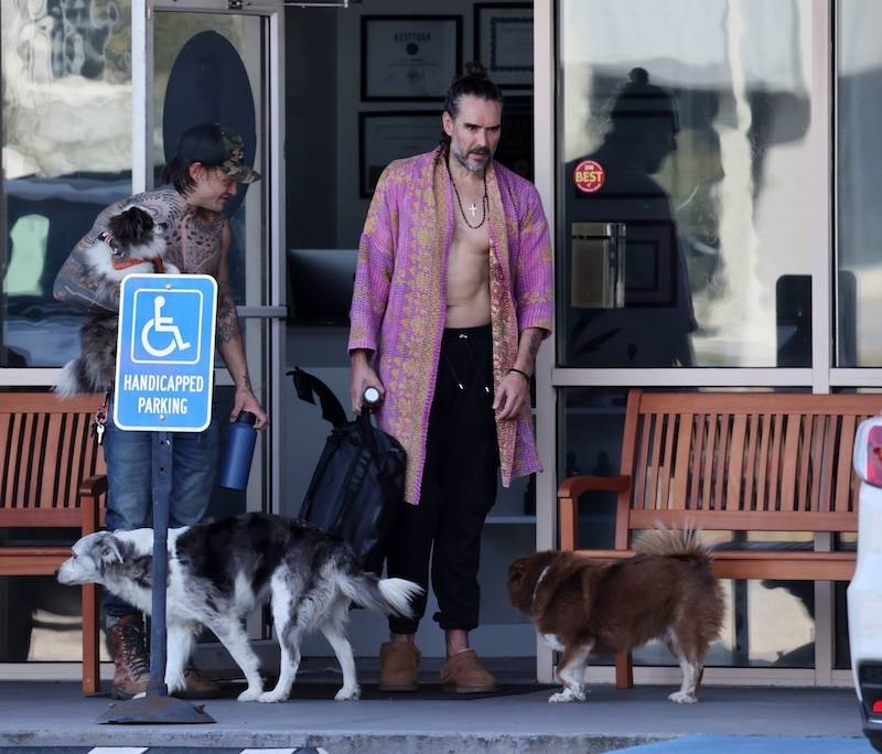 Russell Brand na najnowszych zdjęciach po oskarżeniach o gwałty i napaści seksualne