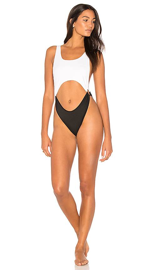 Kylie i Kendall Jenner wypuściły kolekcję kostiumów kąpielowych