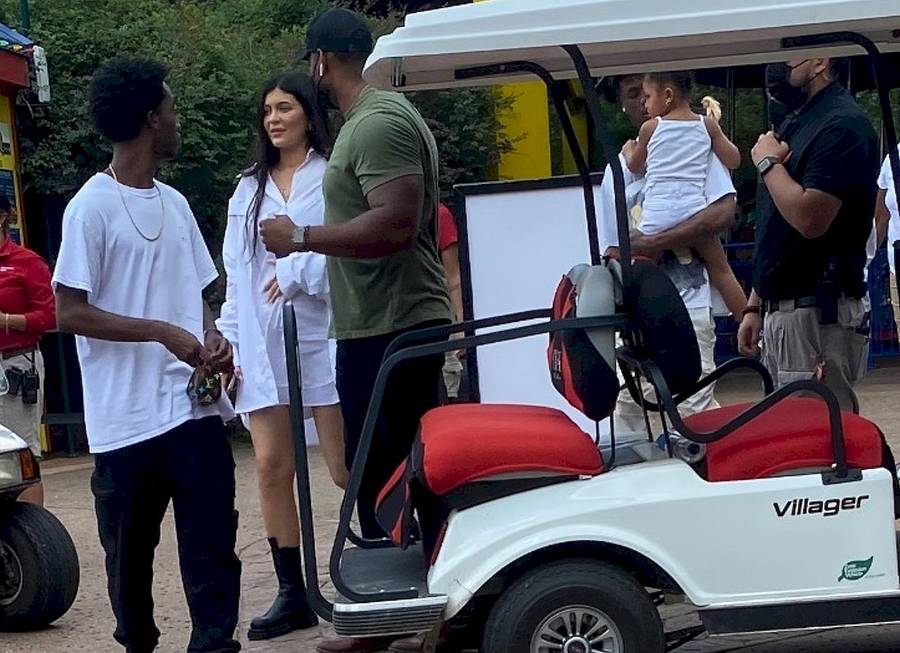 Kylie Jenner i Travis Scott zabrali Stormi do zoo (ZDJĘCIA)