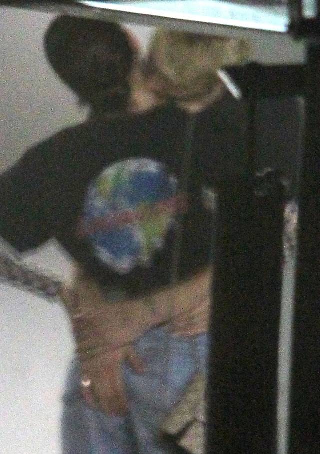 Anwar Hadid całuje się namiętnie z podobizną Kendall Jenner!