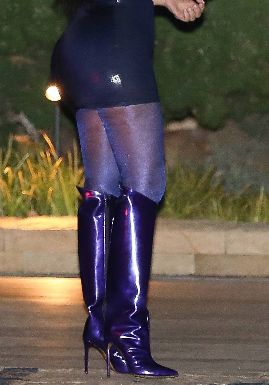 Świąteczna kolacja Kardashianów. Kim w MINIÓWCE, która ledwo przysłania…