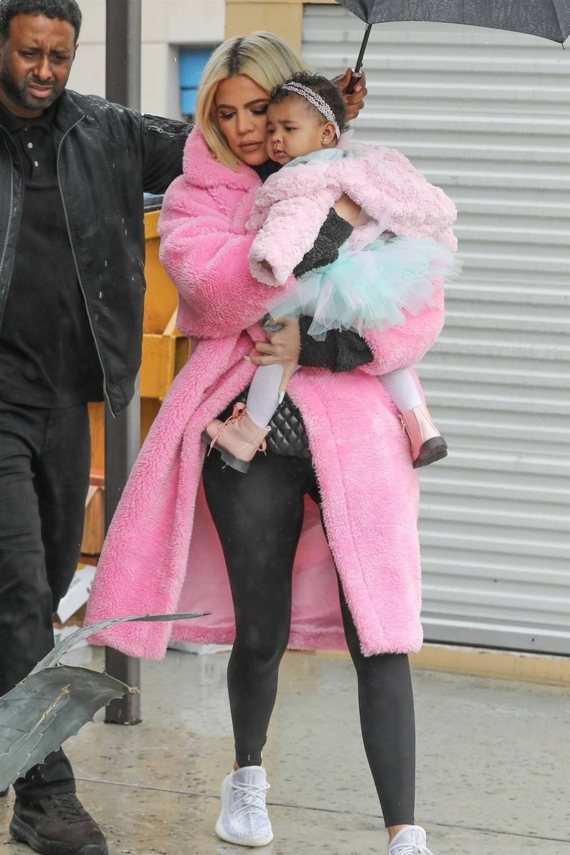 Smutna Khloe Kardashian idzie z córką w deszczu (ZDJĘCIA)