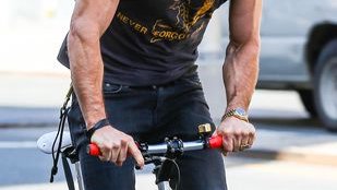 W takie ramiona rzuca się Jennifer Aniston (FOTO)