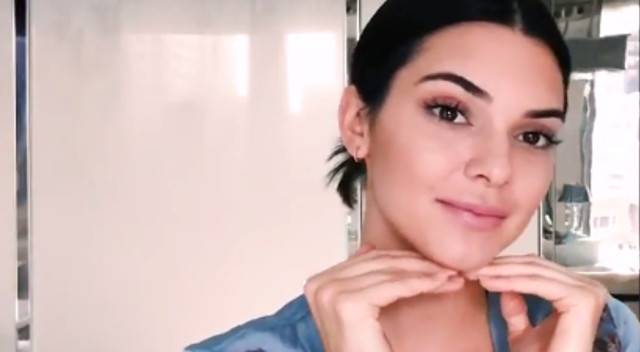 Mało podkładu i bronzer na powieki – poznaj rutynę makijażową Kendall!