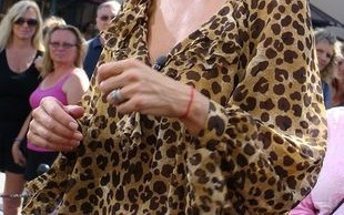 Najpierw się zoperowała, teraz chwali się brzuszkiem (FOTO)