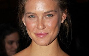 Bar Refaeli chwali się soczystym całusem z dziewczyną (FOTO)