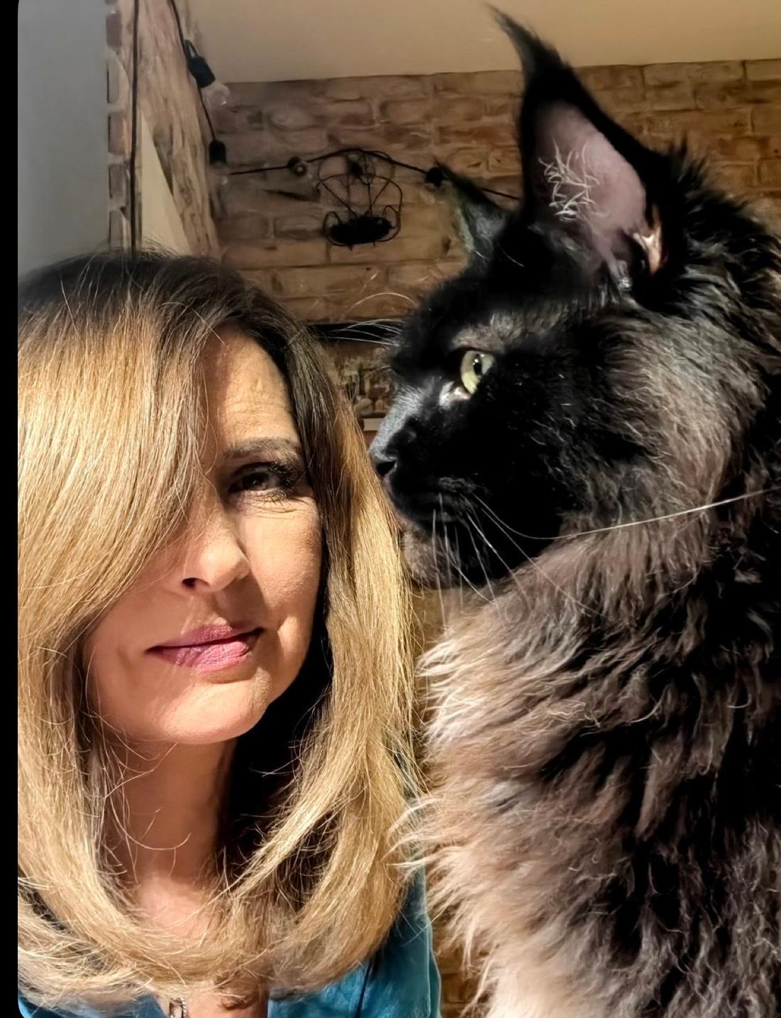 Agnieszka Gozdyra z kotem Demonem, fot. X