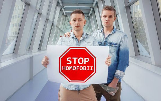 Znany gej twierdzi, że został zwolniony z TVP za piosenkę nagraną z partnerem