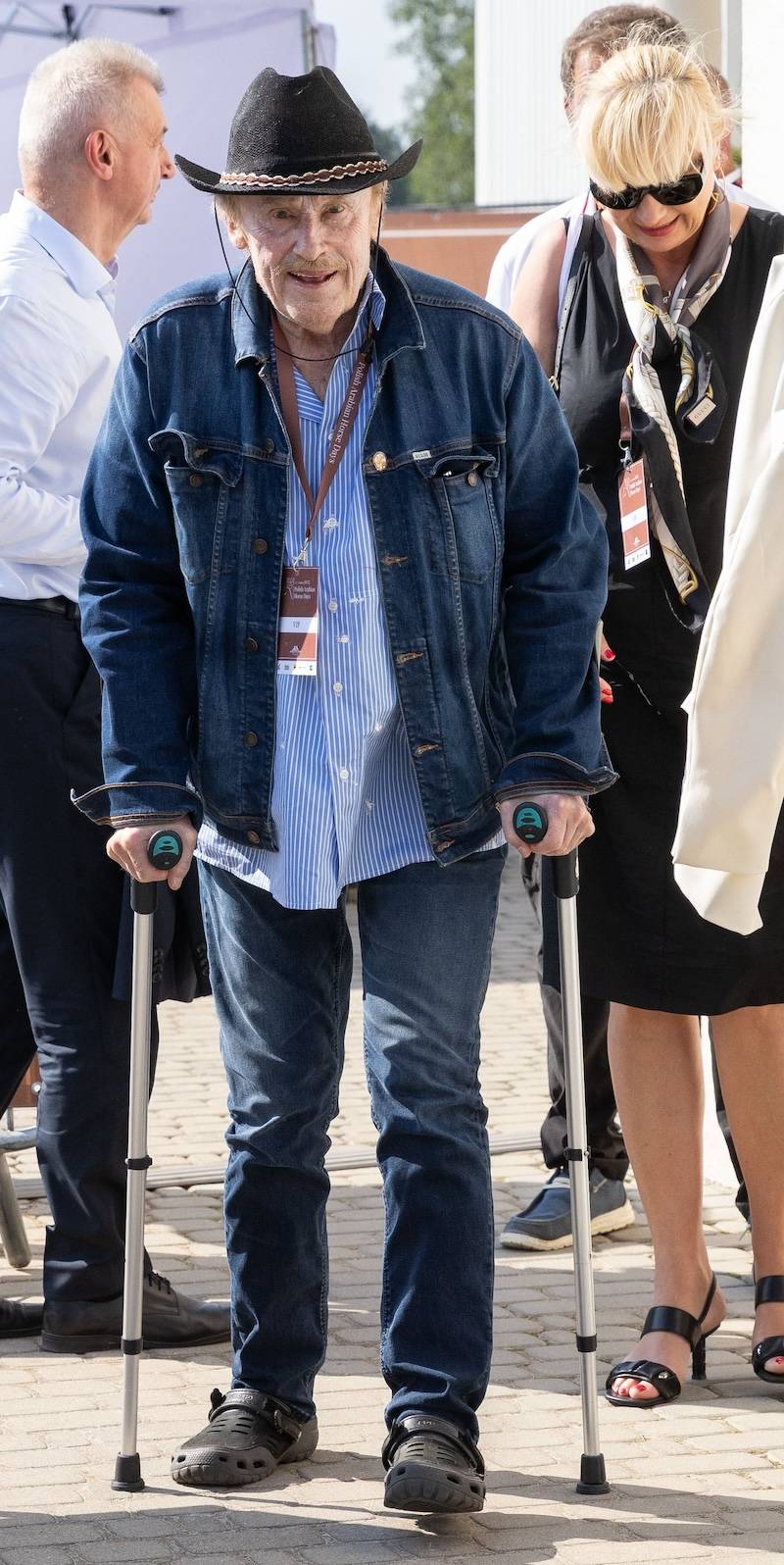 Daniel Olbrychski pojawił się o kulach w Janowie Podlaskim. Przeszedł operację!