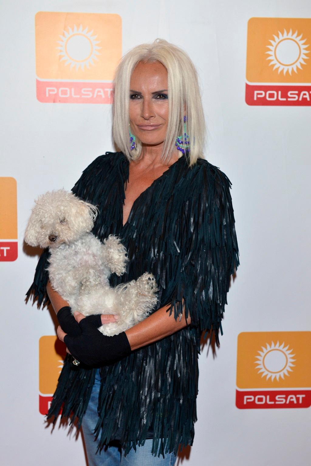 Kora z psem na imprezie branżowej. 