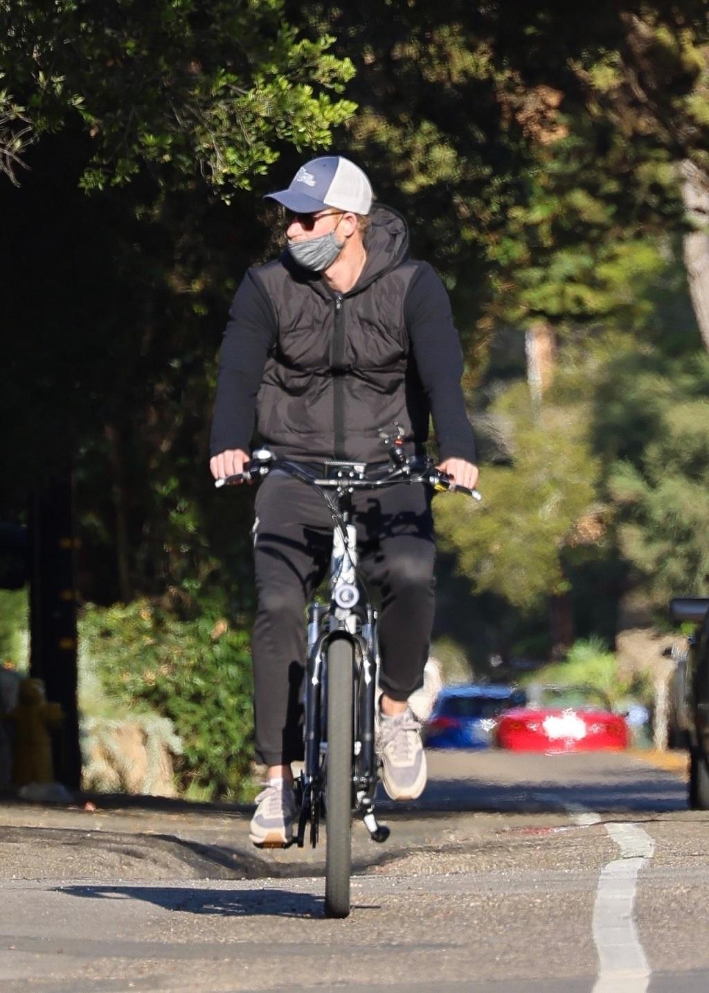 Książę Harry na rowerze elektrycznym.