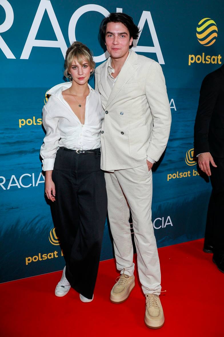 Spotkanie z aktorami serialu “Bracia”. Nikodem Rozbicki z piękną aktorką na ściance – nie jest to Julia Wieniawa