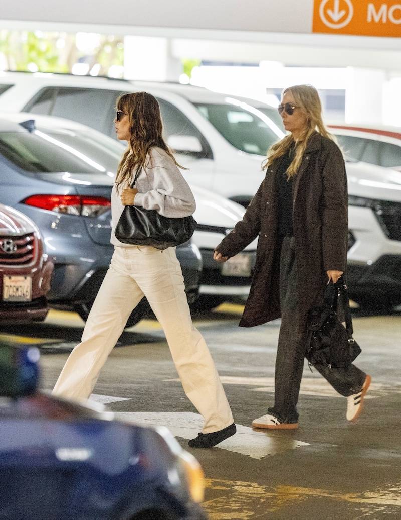 Miley Cyrus z mamą zmierza na spotkanie biznesowe! Wygląda jak dawna Hannah Montana (FOTO)