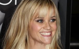 Reese Witherspoon w stroju kąpielowym relaksuje się na plaży