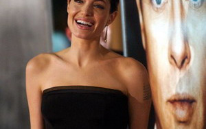 Angelina Jolie i jej kokon na głowie