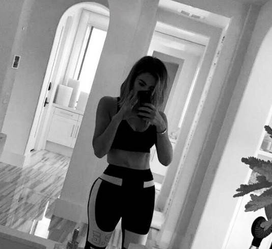 Gdy Khloe Kardashian ćwiczyła, fani zauważyli, że jej brzuch…