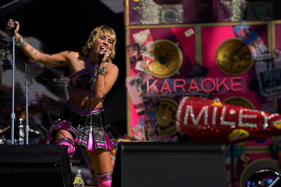 Miley Cyrus zaśpiewała przed Super Bowl.