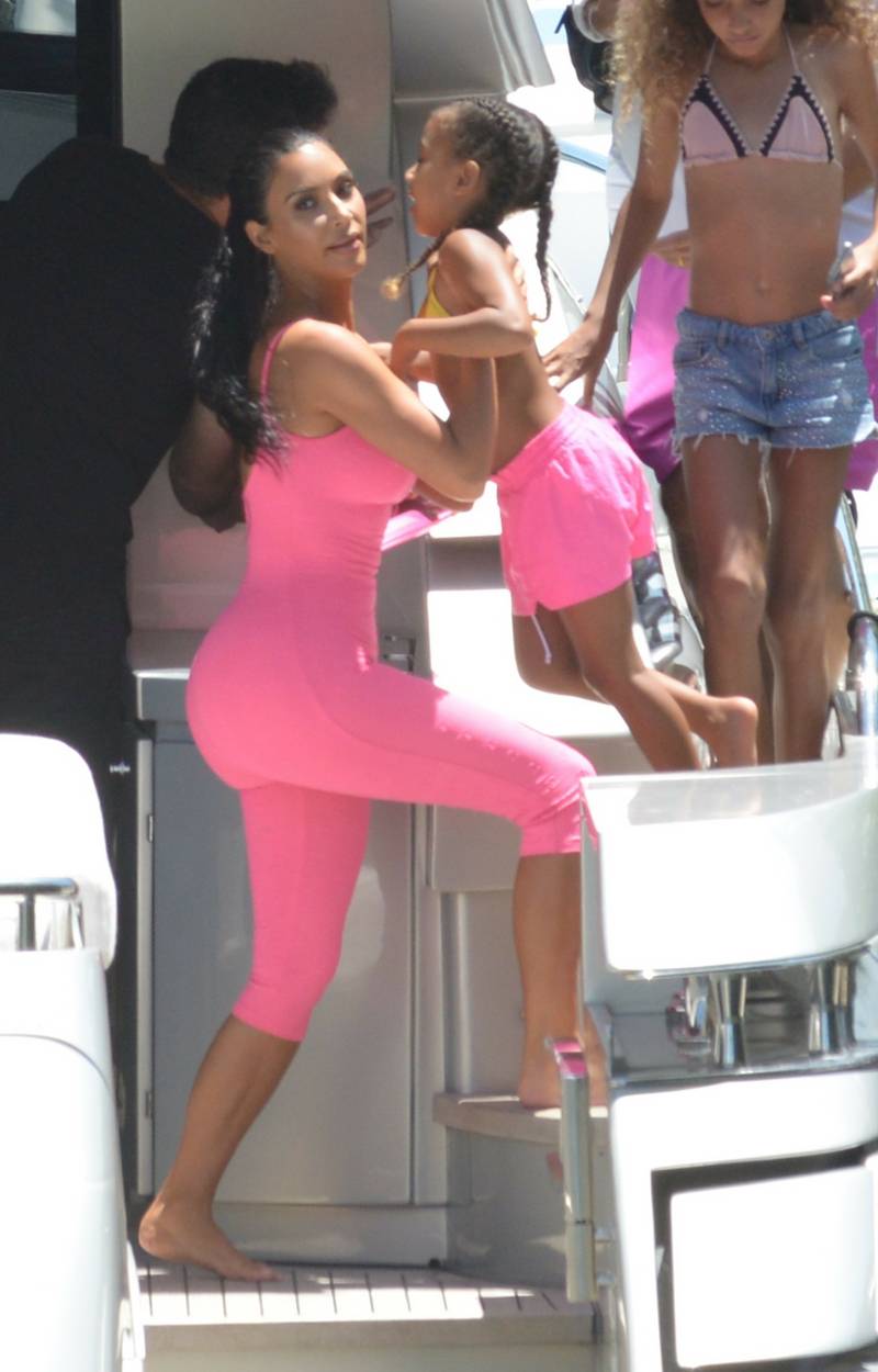 Niezadowolona North na wakacjach z Kim Kardashian