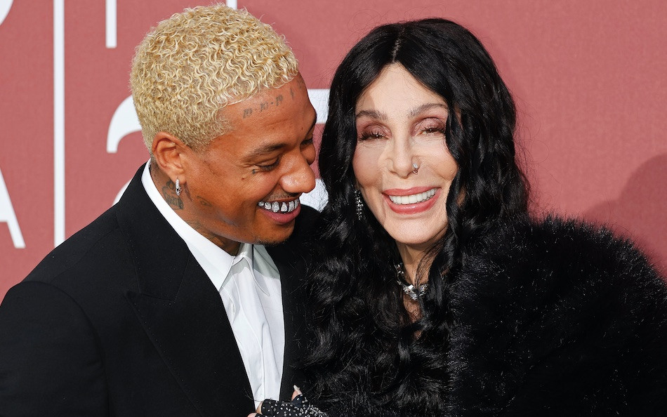 Niesamowita Cher dała czadu w stylizacji sprzed 35 lat! Odtworzyła swój kultowy look