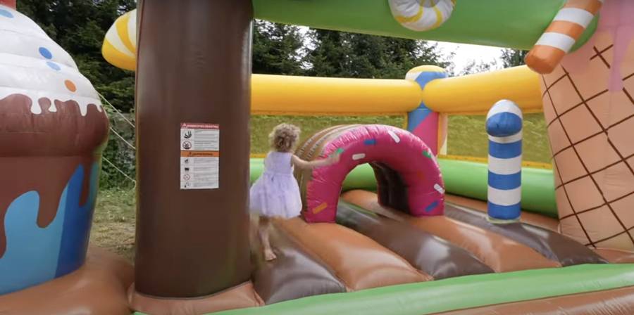 Andziaks w końcu pokazała 4. urodziny Charlotte! Morskie motywy, przepych i dmuchane pałace! (FOTO)