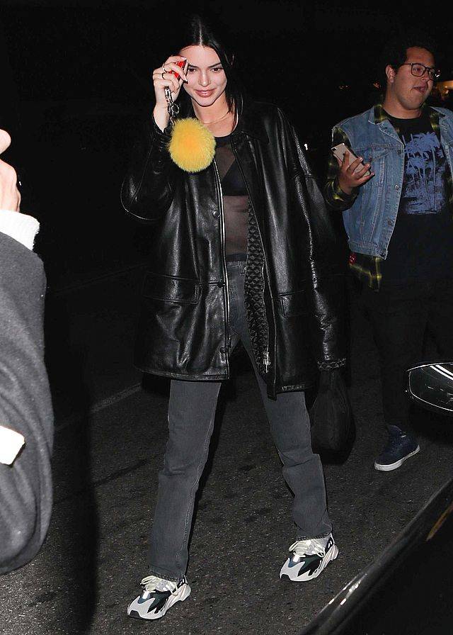 Kendall Jenner w KOSZMARNEJ stylówce na kolacji ze znajomymi (ZDJĘCIA)