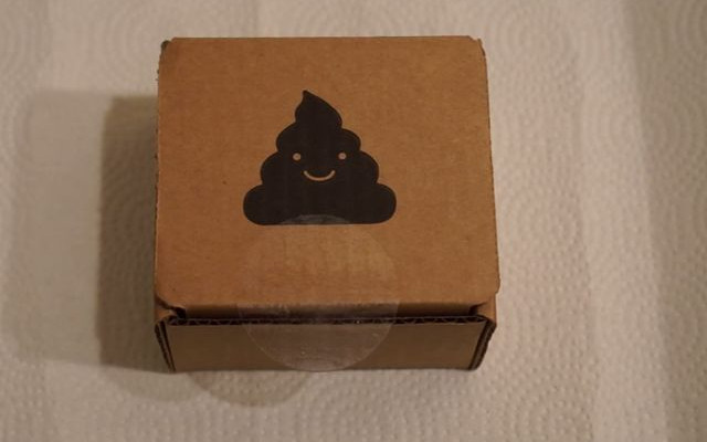 30 tys. ludzi kupiło zapakowaną kupę. Są zbulwersowani.