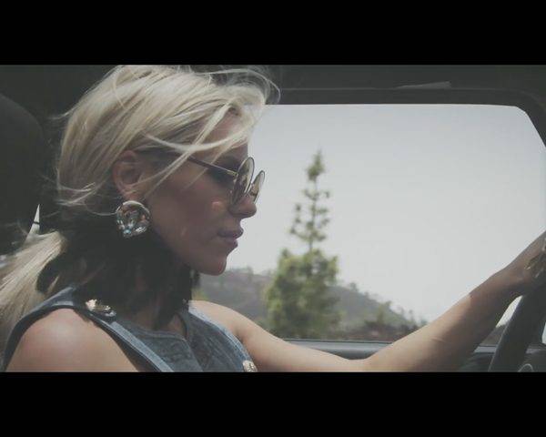 Doda w teledysku Nie pytaj mnie