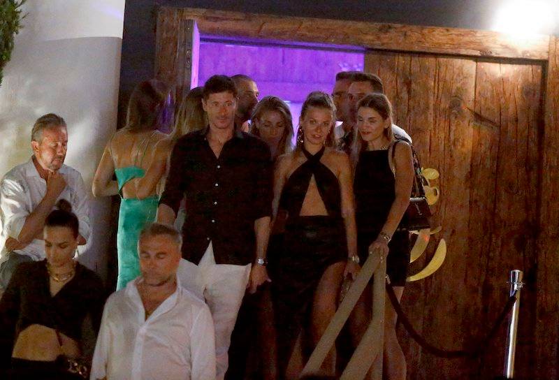 Robert i Anna Lewandowscy też imprezują po nocach! Zauważeni pod klubem na Ibizie (ZDJĘCIA)