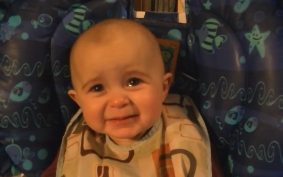 Wrażliwy 10-miesięczny maluch wzruszony śpiewem mamy