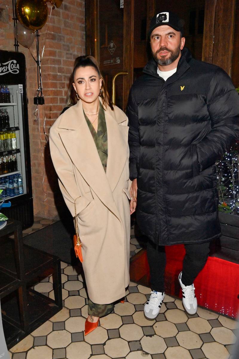 Urodziny warszawskiego klubu. Stylowi Maja Hyży i jej narzeczony, Mikołaj Roznerski w garniturze…