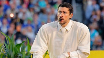 Sam błyszczał na Super Bowl, ale w co on ubrał ludzi?! To nie żart. Oni naprawdę to włożyli