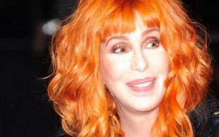 Cher podkleja sobie skórę plastrami? (FOTO)