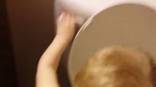 Hit YouTube! Słodki maluch żegna rybkę (VIDEO)