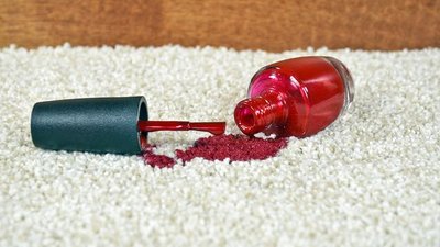 Jak usunąć lakier do paznokci?