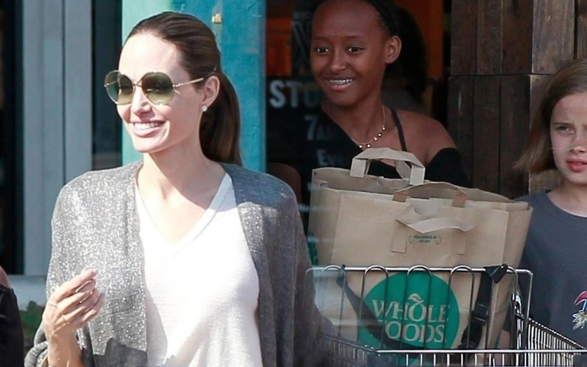 UŚMIECHNIĘTA Angelina Jolie na zakupach z dziećmi (ZDJĘCIA)