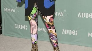 Lady Gaga w bikini uczy się surfować (FOTO)