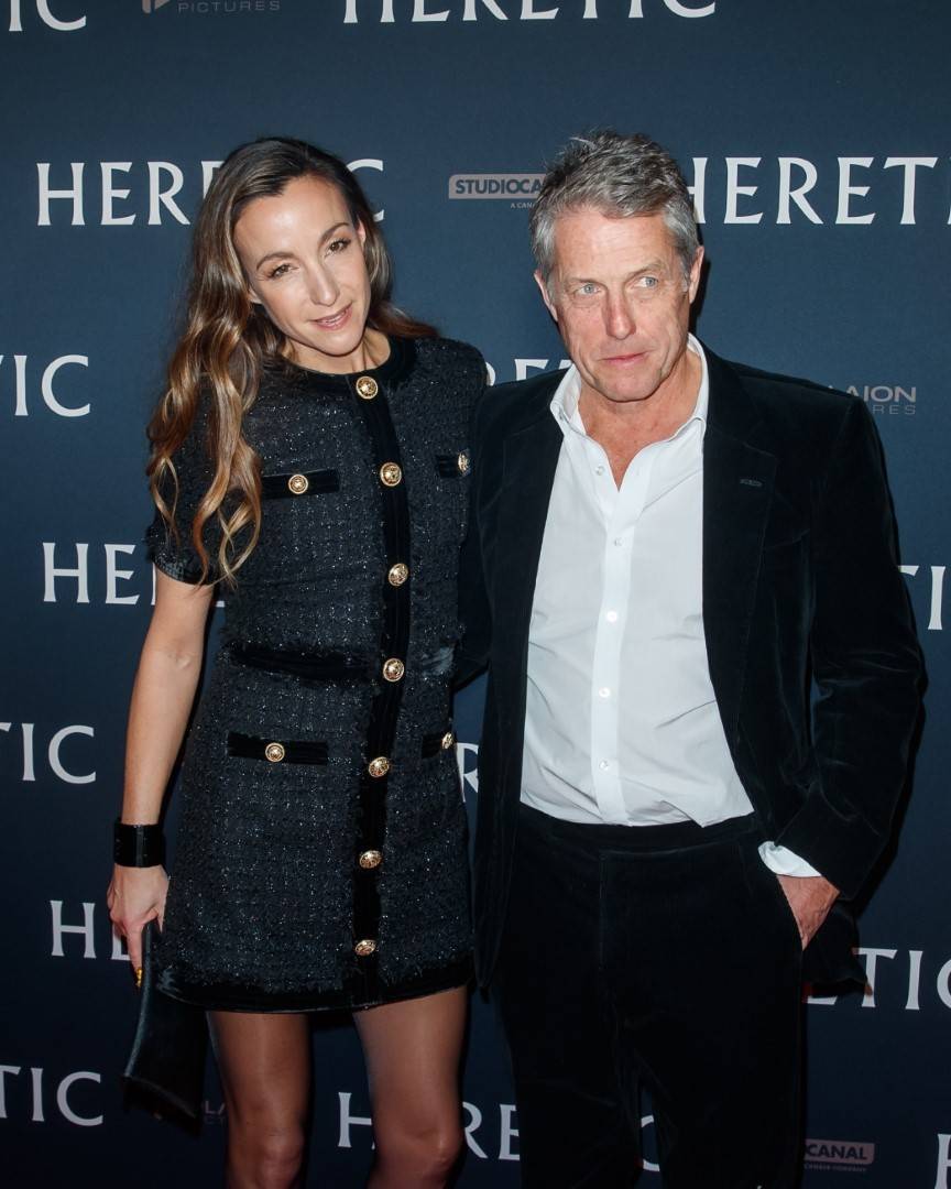 Hugh Grant z żoną na premierze. Młodsza o 23 lata Anna Eberstein wyglądała olśniewająco! (FOTO)