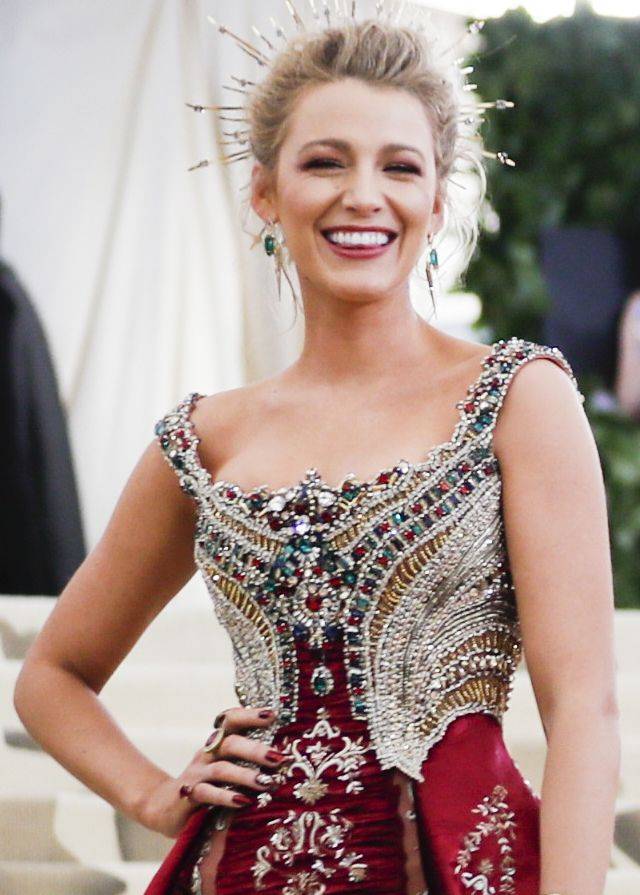 ZJAWISKOWE kreacje na Met Gali 2018: Kardashianki, Rihanna jak papież…