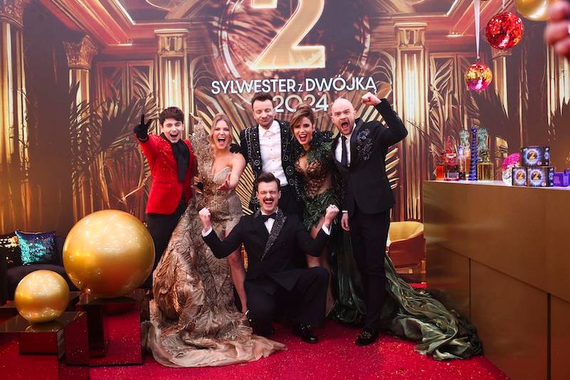 Sylwester TVP z Dwójką. Bryan Adams zawitał do Chorzowa, Sara James znów zaskoczyła strojem….