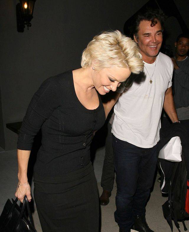 Pamela Anderson w małej czarnej na kolacji