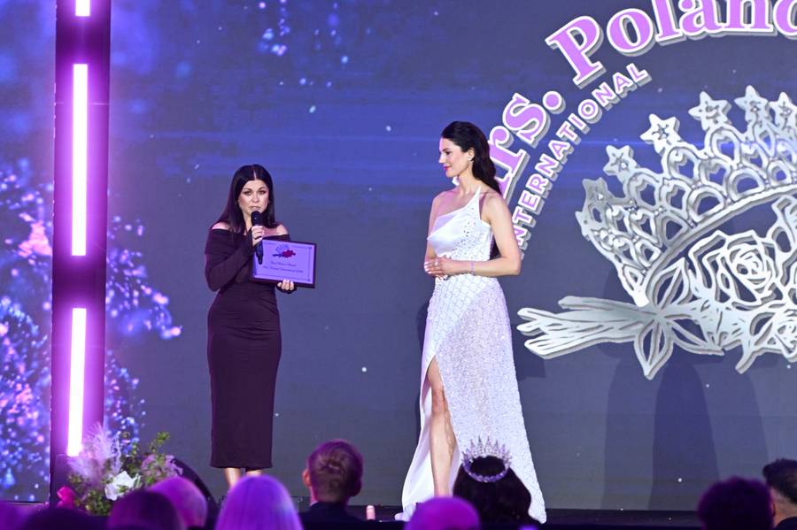 Kasia Cichopek w burgundowej kreacji na Gali. Wszyscy patrzą na jej stopy